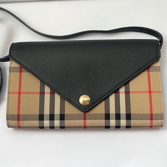 Burberry Vintage Check and Leather wallet with Detachable strap - Picture 2 of 16